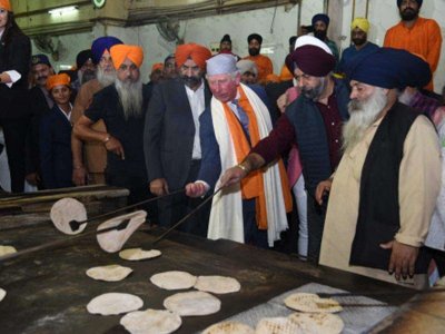 Free Food by Delhi Sikh Gurudwara Management Committee