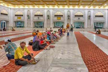 Free Food At Gurudwara Shri Data Bandi Chhor Shahib Langar
